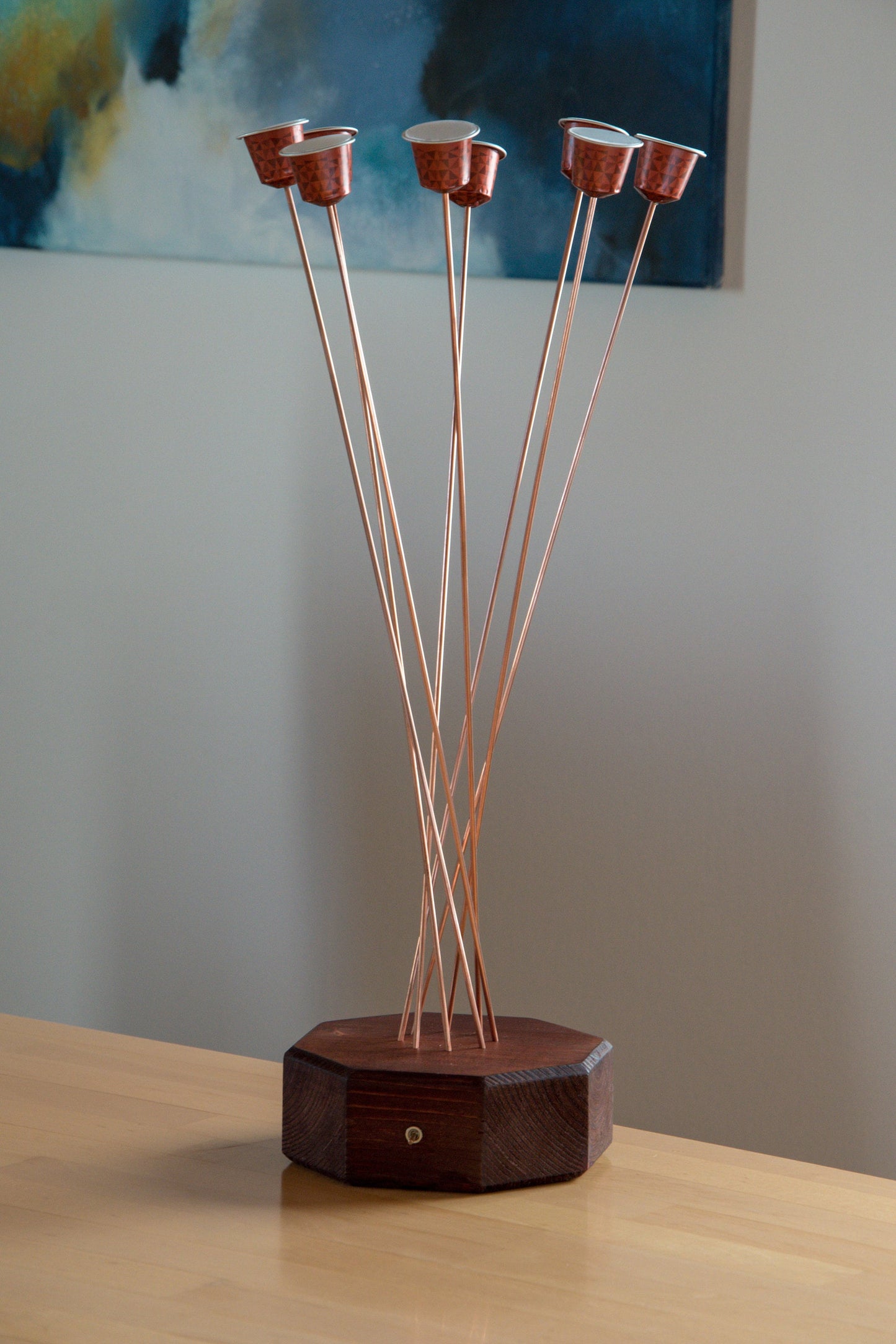 Handgefertigte Tischlampe mit upgecycelten Kaffee-Kapseln auf Kupferstäben und mit Holzfuß || Designer-Leuchte für Zuhause, Büro