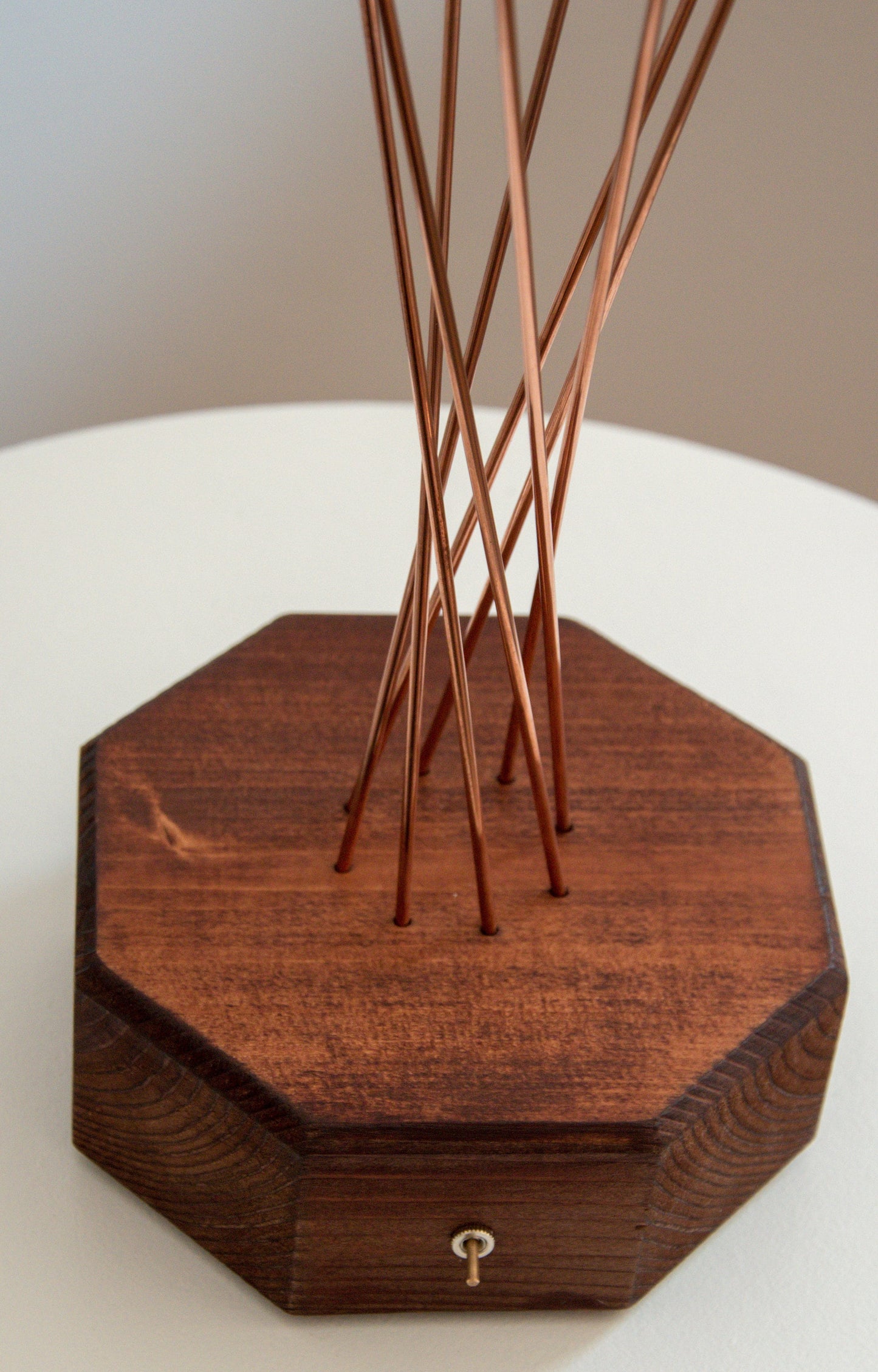 Handgefertigte Tischlampe mit upgecycelten Kaffee-Kapseln auf Kupferstäben und mit Holzfuß || Designer-Leuchte für Zuhause, Büro