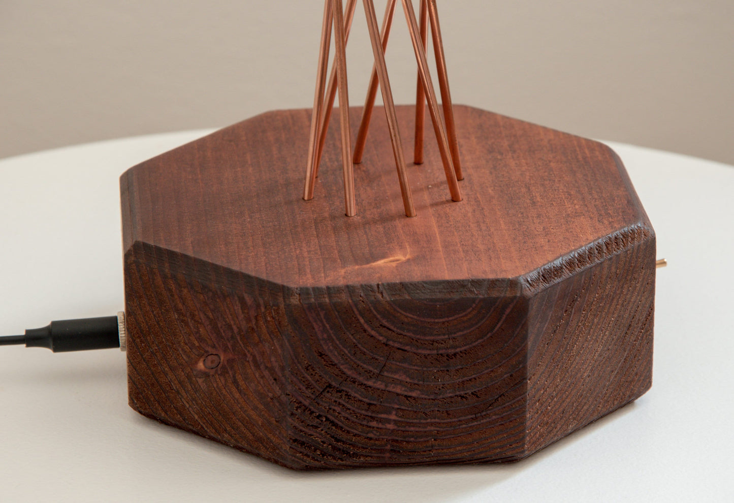 Handgefertigte Tischlampe mit upgecycelten Kaffee-Kapseln auf Kupferstäben und mit Holzfuß || Designer-Leuchte für Zuhause, Büro