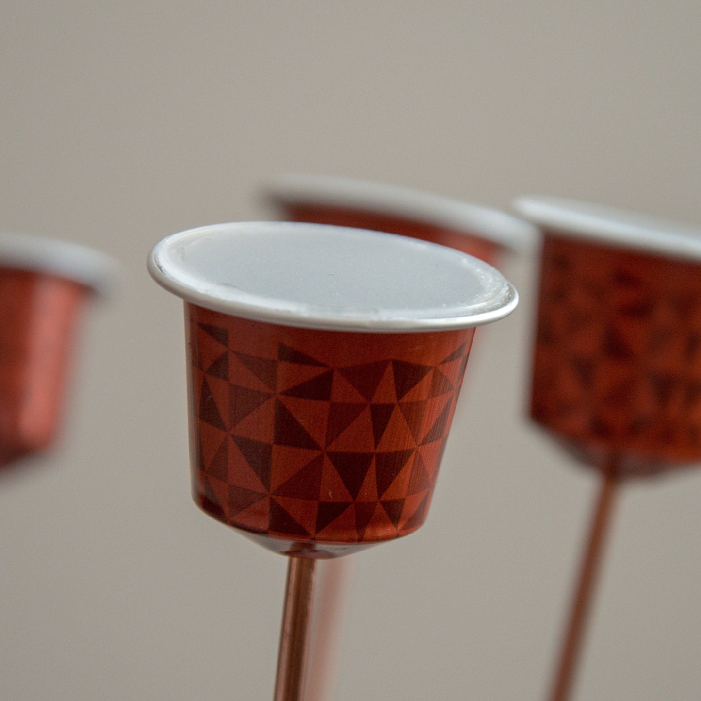 Handgefertigte Tischlampe mit upgecycelten Kaffee-Kapseln auf Kupferstäben und mit Holzfuß || Designer-Leuchte für Zuhause, Büro