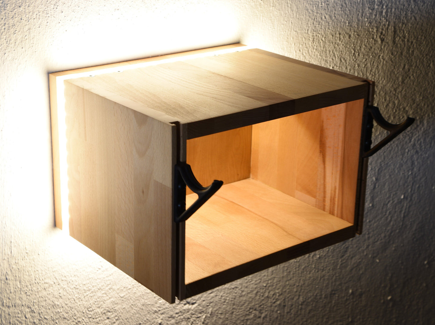 Fahrrad Wandhalterung: Handgefertigt, beleuchtet & flexibel einstellbar. Mit Vitrine für Zubehör. Wahlweise mit Netz- oder Batteriebetrieb.