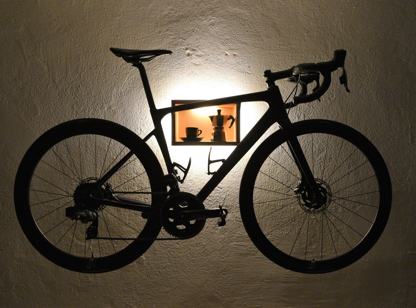 Fahrrad Wandhalterung: Handgefertigt, beleuchtet & flexibel einstellbar. Mit Vitrine für Zubehör. Wahlweise mit Netz- oder Batteriebetrieb.