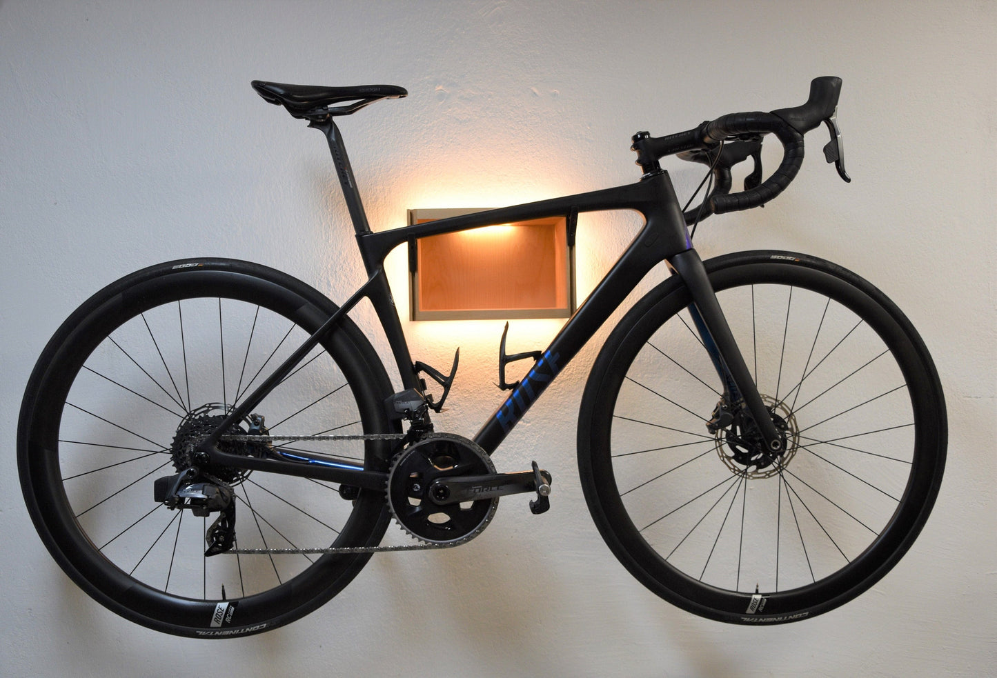 Fahrrad Wandhalterung: Handgefertigt, beleuchtet & flexibel einstellbar. Mit Vitrine für Zubehör. Wahlweise mit Netz- oder Batteriebetrieb.