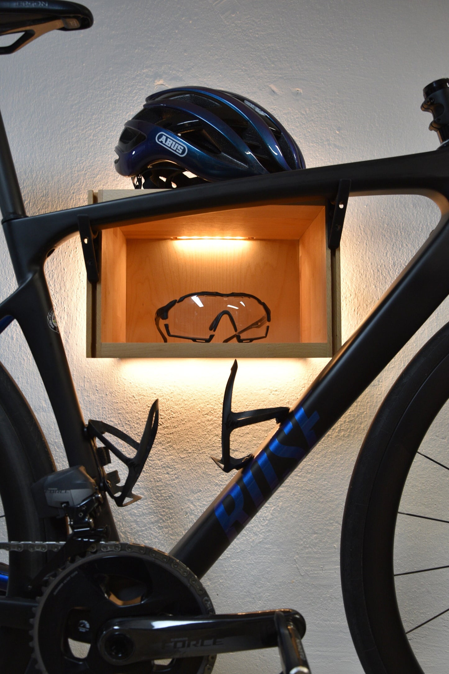 Fahrrad Wandhalterung: Handgefertigt, beleuchtet & flexibel einstellbar. Mit Vitrine für Zubehör. Wahlweise mit Netz- oder Batteriebetrieb.