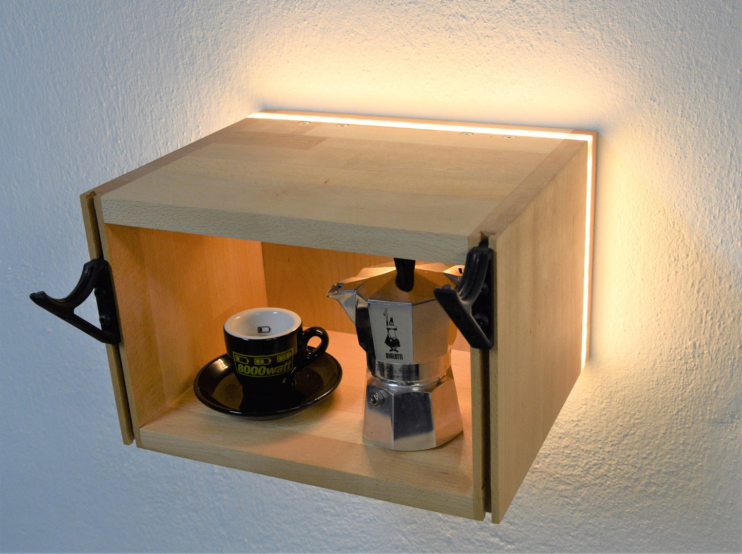 Fahrrad Wandhalterung: Handgefertigt, beleuchtet & flexibel einstellbar. Mit Vitrine für Zubehör. Wahlweise mit Netz- oder Batteriebetrieb.